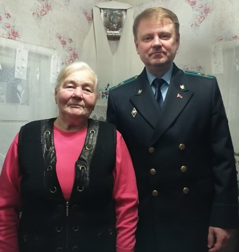 От всей души В Зельве работники прокуратуры поздравили с днем рождения Ольгу Емельянович